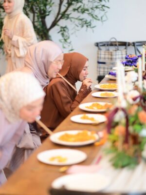Amira Othman Instagram - Bachelorette usrah oleh kawan2 usrah saya. MasyaAllah baiknya kawan2 saya ni. Mastermind @bettyrahmad terima kasih selalu ada dengan mira. Selalu ajak mira pergi class. Usrah ni tentang pesanan menjadi isteri syurga. Betul2 kak @bettyrahmad suruh i menuntut ilmu sebelum jadi isteri š
terima kasih Ustazah di atas perkongsian ilmu. Terima kasih kawan2 syurga saya. Semoga kita berkawan smpi Syurga š«¶š„¹
š : @do_buy_abaya