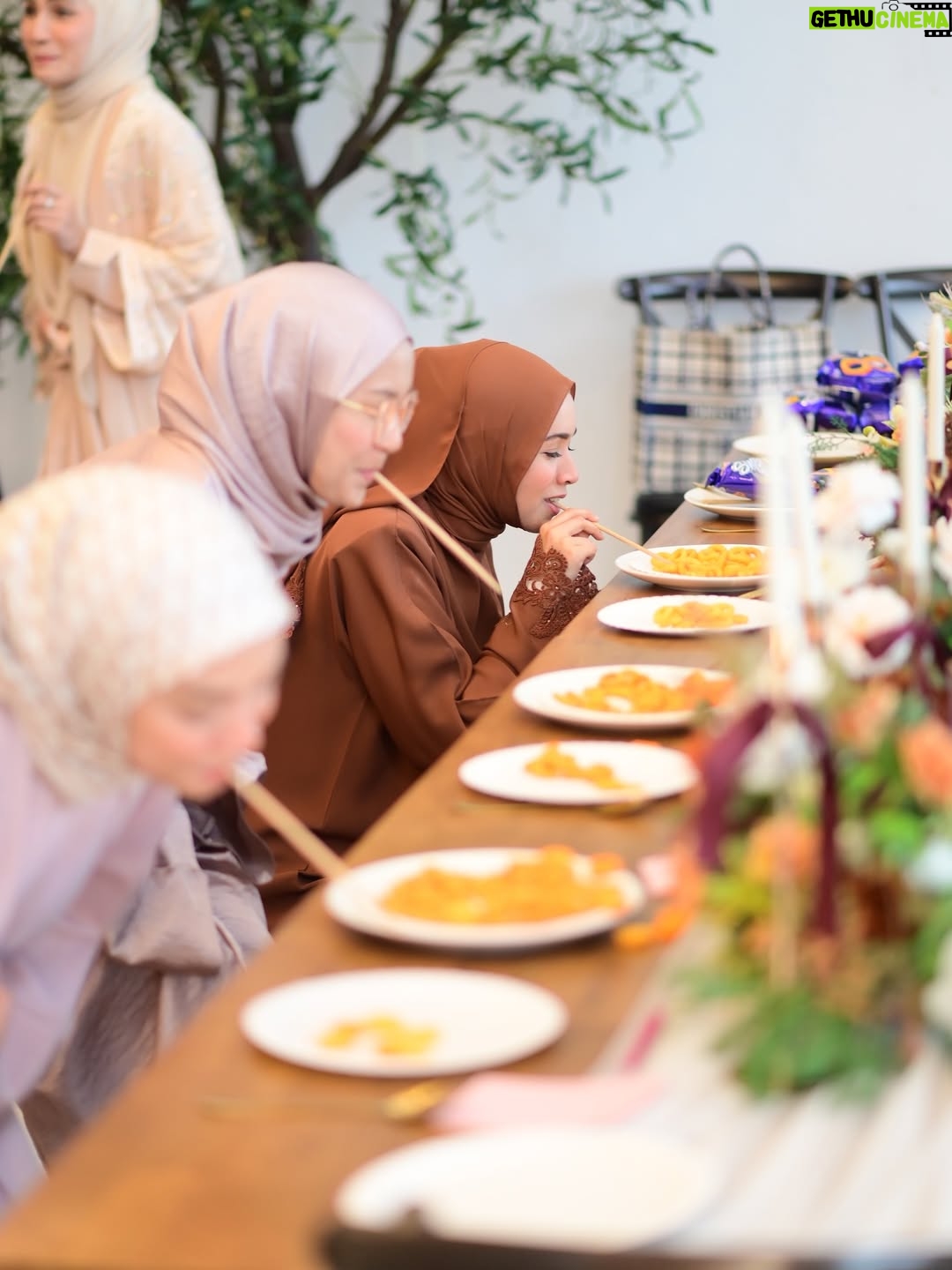 Amira Othman - 139.4K Likes - Bachelorette usrah oleh kawan2 usrah saya. MasyaAllah baiknya kawan2 saya ni. Mastermind @bettyrahmad terima kasih selalu ada dengan mira. Selalu ajak mira pergi class. Usrah ni tentang pesanan menjadi isteri syurga. Betul2 kak @bettyrahmad suruh i menuntut ilmu sebelum jadi isteri 😅 terima kasih Ustazah di atas perkongsian ilmu. Terima kasih kawan2 syurga saya. Semoga kita berkawan smpi Syurga 🫶🥹
👗 : @do_buy_abaya