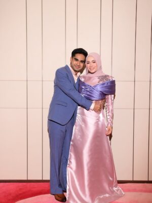Amira Othman Instagram - Segenap rasa dan segenap takdir, kan semuanya dari Ilahi. Kan kita yang mohon di buka kan jalan di buka kan hati š«¶ Terima kasih sudi hadir rakan2 media. @sonymusic_malaysia & @unifi yang bertungkus lumus menjayakan PC harini. Terima kasih di atas doa yang baik2. Moga Allah kurniakan yang baik2 utk kalian semua š«¶š¤ terima kasih @s.yfq utk karya yang baik2 ini.
š : @rizmanruzaini