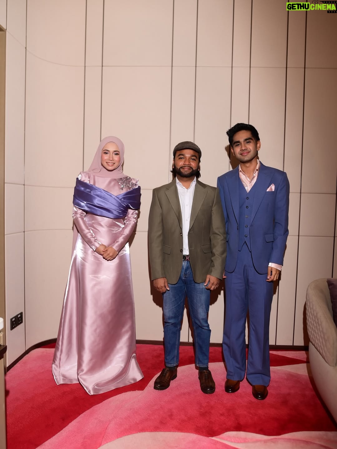 Amira Othman - 136.5K Likes - Segenap rasa dan segenap takdir, kan semuanya dari Ilahi. Kan kita yang mohon di buka kan jalan di buka kan hati 🫶 Terima kasih sudi hadir rakan2 media. @sonymusic_malaysia & @unifi yang bertungkus lumus menjayakan PC harini. Terima kasih di atas doa yang baik2. Moga Allah kurniakan yang baik2 utk kalian semua 🫶🤍 terima kasih @s.yfq utk karya yang baik2 ini. 
👗 : @rizmanruzaini