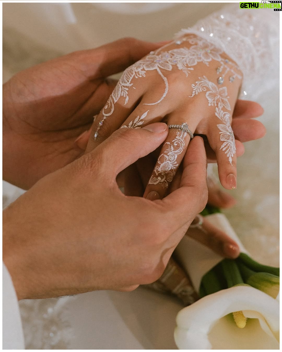 Amira Othman - 309.5K Likes - ✨ Dalam tiap helaian takdir, terukir kisah kita. Setulus takdir menyatu dalam satu akad. Setiap detik adalah puisi cinta yang tidak terucap, namun tersemat pada setiap jiwa yang ikhlas. 🤍💙✨ 

#setulustakdirfattahamira