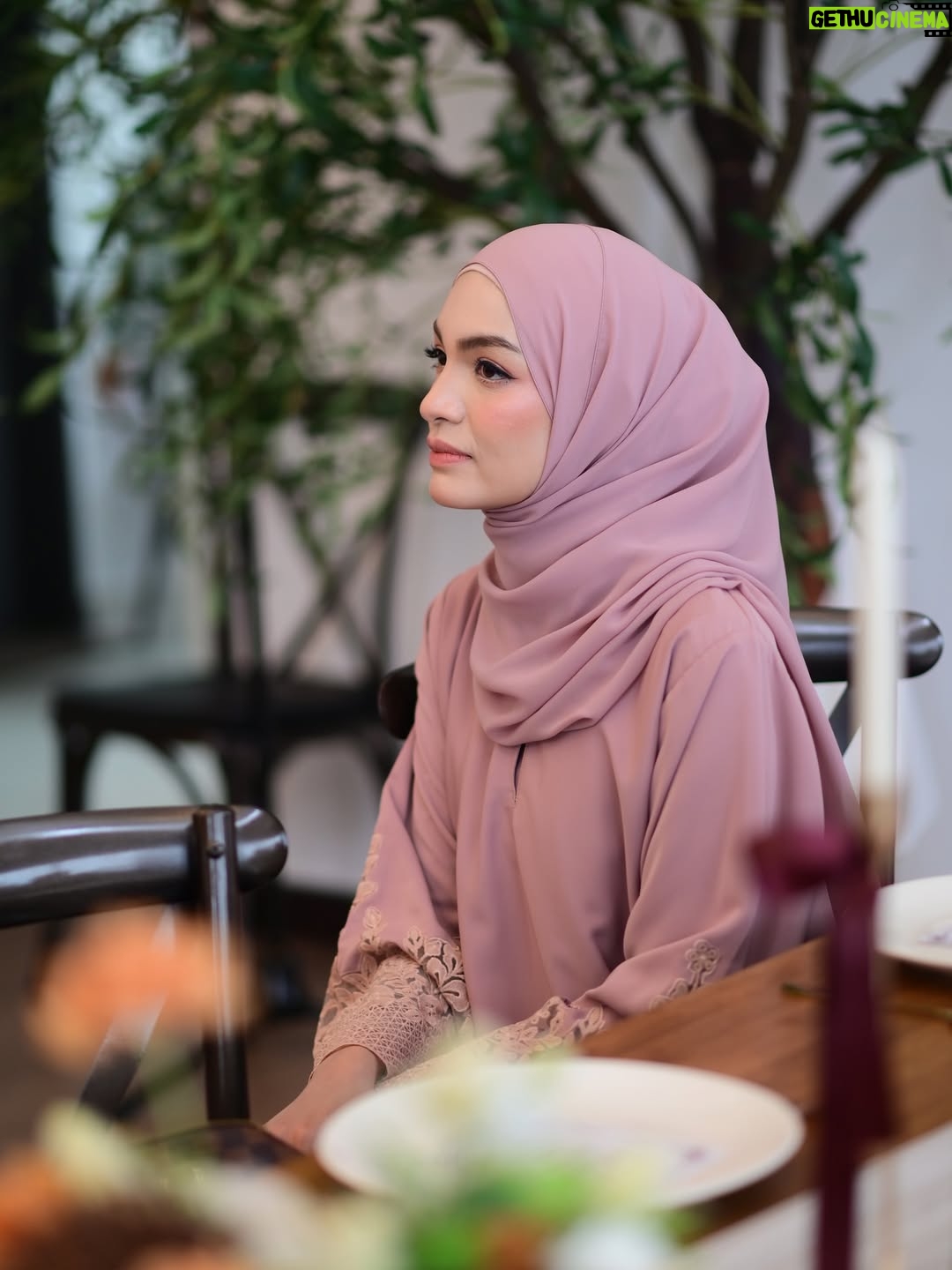 Amira Othman - 139.4K Likes - Bachelorette usrah oleh kawan2 usrah saya. MasyaAllah baiknya kawan2 saya ni. Mastermind @bettyrahmad terima kasih selalu ada dengan mira. Selalu ajak mira pergi class. Usrah ni tentang pesanan menjadi isteri syurga. Betul2 kak @bettyrahmad suruh i menuntut ilmu sebelum jadi isteri 😅 terima kasih Ustazah di atas perkongsian ilmu. Terima kasih kawan2 syurga saya. Semoga kita berkawan smpi Syurga 🫶🥹
👗 : @do_buy_abaya