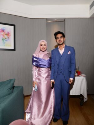 Amira Othman Instagram - Segenap rasa dan segenap takdir, kan semuanya dari Ilahi. Kan kita yang mohon di buka kan jalan di buka kan hati š«¶ Terima kasih sudi hadir rakan2 media. @sonymusic_malaysia & @unifi yang bertungkus lumus menjayakan PC harini. Terima kasih di atas doa yang baik2. Moga Allah kurniakan yang baik2 utk kalian semua š«¶š¤ terima kasih @s.yfq utk karya yang baik2 ini.
š : @rizmanruzaini