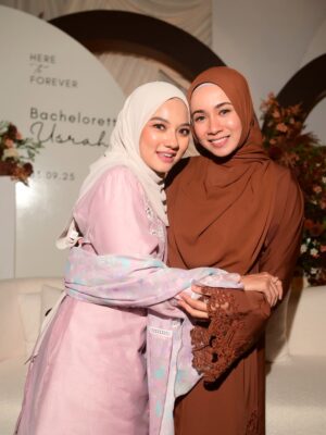 Amira Othman Instagram - Bachelorette usrah oleh kawan2 usrah saya. MasyaAllah baiknya kawan2 saya ni. Mastermind @bettyrahmad terima kasih selalu ada dengan mira. Selalu ajak mira pergi class. Usrah ni tentang pesanan menjadi isteri syurga. Betul2 kak @bettyrahmad suruh i menuntut ilmu sebelum jadi isteri š
terima kasih Ustazah di atas perkongsian ilmu. Terima kasih kawan2 syurga saya. Semoga kita berkawan smpi Syurga š«¶š„¹
š : @do_buy_abaya