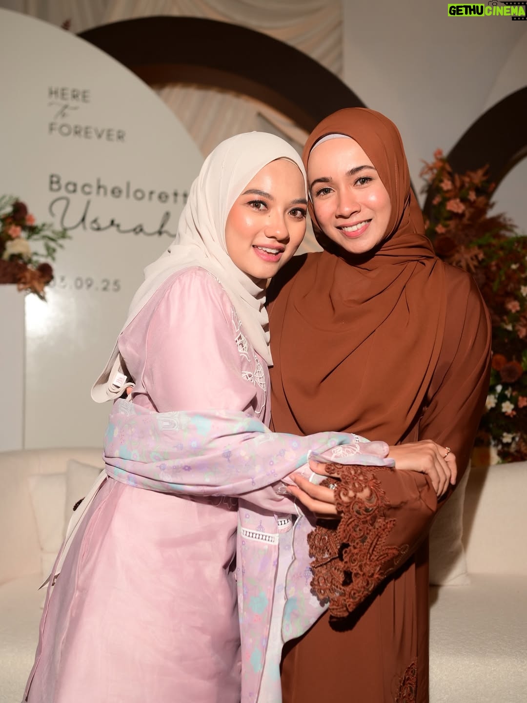 Amira Othman - 139.4K Likes - Bachelorette usrah oleh kawan2 usrah saya. MasyaAllah baiknya kawan2 saya ni. Mastermind @bettyrahmad terima kasih selalu ada dengan mira. Selalu ajak mira pergi class. Usrah ni tentang pesanan menjadi isteri syurga. Betul2 kak @bettyrahmad suruh i menuntut ilmu sebelum jadi isteri 😅 terima kasih Ustazah di atas perkongsian ilmu. Terima kasih kawan2 syurga saya. Semoga kita berkawan smpi Syurga 🫶🥹
👗 : @do_buy_abaya