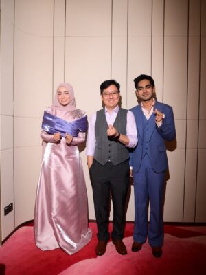 Amira Othman Instagram - Segenap rasa dan segenap takdir, kan semuanya dari Ilahi. Kan kita yang mohon di buka kan jalan di buka kan hati š«¶ Terima kasih sudi hadir rakan2 media. @sonymusic_malaysia & @unifi yang bertungkus lumus menjayakan PC harini. Terima kasih di atas doa yang baik2. Moga Allah kurniakan yang baik2 utk kalian semua š«¶š¤ terima kasih @s.yfq utk karya yang baik2 ini.
š : @rizmanruzaini