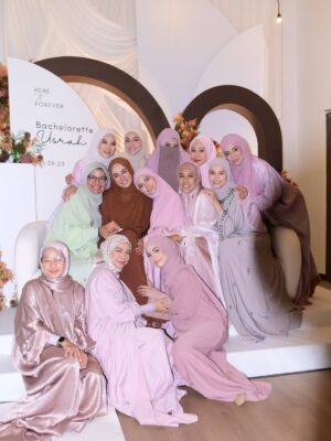 Amira Othman Instagram - Bachelorette usrah oleh kawan2 usrah saya. MasyaAllah baiknya kawan2 saya ni. Mastermind @bettyrahmad terima kasih selalu ada dengan mira. Selalu ajak mira pergi class. Usrah ni tentang pesanan menjadi isteri syurga. Betul2 kak @bettyrahmad suruh i menuntut ilmu sebelum jadi isteri š
terima kasih Ustazah di atas perkongsian ilmu. Terima kasih kawan2 syurga saya. Semoga kita berkawan smpi Syurga š«¶š„¹
š : @do_buy_abaya