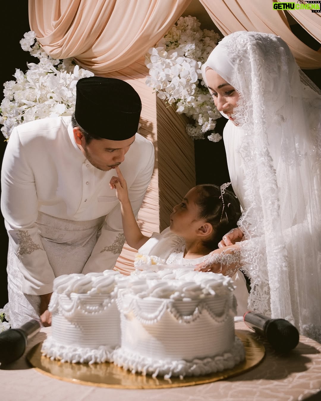Amira Othman - 309.5K Likes - ✨ Dalam tiap helaian takdir, terukir kisah kita. Setulus takdir menyatu dalam satu akad. Setiap detik adalah puisi cinta yang tidak terucap, namun tersemat pada setiap jiwa yang ikhlas. 🤍💙✨ 

#setulustakdirfattahamira