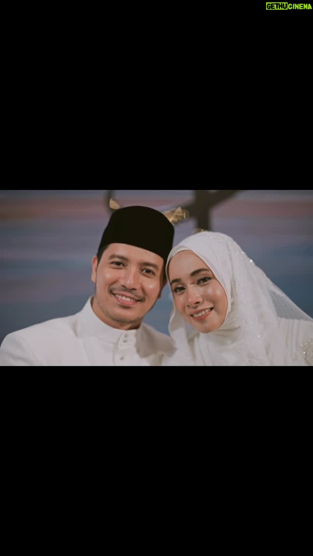 Amira Othman - 266.5K Likes - Alhamdulillah. 14/9 adalah tarikh yang sangat bermakna buat saya. Telah Allah tulis tentang jodoh ajal maut dan semua urusan hidup kita. Pastinya kita semua punya takdir yang berbeza beza. Ujian dan nikmat juga berbeza beza. Betapa Allah Itu Maha Kaya. Tapi apa yang pasti. Tidak ada seorang manusia pun yang tahu akan nasib dan takdir kita, tapi kita harus yakin bahawa Allah itu Maha Mengetahui. Apa sahaja yang Dia tentukan, adalah yang terbaik. Dan akan jadi pada waktu yang paling baik. Terima kasih atas doa yang baik2 utk kami. Moga Allah kabulkan doa itu buat kalian semua 🤍🥹