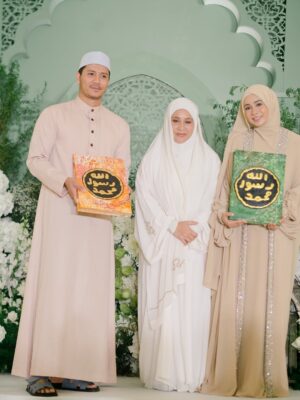 Amira Othman Instagram - āSesiapa yang membaca al-Quran, mempelajarinya, dan mengamalkannya, maka Allah akan memakaikan mahkota kepada kedua ibu bapanya pada hari kiamat, yang cahayanya lebih indah daripada cahaya matahari di duniaā
Selesai majlis Khatam Quran semalam. Alhamdulillah. Terimaa kasih ustazah @asnimansor kak @salimahabibi @raihanaminz dan juga Intan sudi sama2 mengaji. Moga Allah merahmati kita semua dan menjadikan Al-Quran sebagai ābestfriendā kita š„¹
Abaya cantik from @samm_republic
Pelamin cantik masyaAllah ni dari @jasamoureweddingconcept
Door gift : @leanorfavors @qeqoz.hq