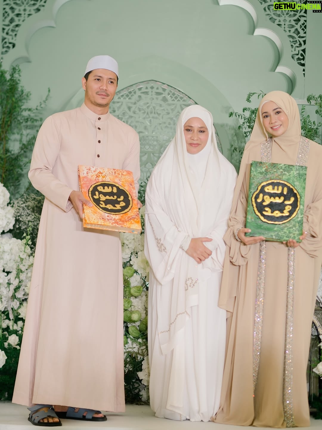 Amira Othman - 194K Likes - “Sesiapa yang membaca al-Quran, mempelajarinya, dan mengamalkannya, maka Allah akan memakaikan mahkota kepada kedua ibu bapanya pada hari kiamat, yang cahayanya lebih indah daripada cahaya matahari di dunia” 
Selesai majlis Khatam Quran semalam. Alhamdulillah. Terimaa kasih ustazah @asnimansor kak @salimahabibi @raihanaminz dan juga Intan sudi sama2 mengaji. Moga Allah merahmati kita semua dan menjadikan  Al-Quran sebagai ‘bestfriend’ kita 🥹
Abaya cantik from @samm_republic 
Pelamin cantik masyaAllah ni dari @jasamoureweddingconcept 
Door gift : @leanorfavors @qeqoz.hq