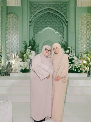 Amira Othman Instagram - āSesiapa yang membaca al-Quran, mempelajarinya, dan mengamalkannya, maka Allah akan memakaikan mahkota kepada kedua ibu bapanya pada hari kiamat, yang cahayanya lebih indah daripada cahaya matahari di duniaā
Selesai majlis Khatam Quran semalam. Alhamdulillah. Terimaa kasih ustazah @asnimansor kak @salimahabibi @raihanaminz dan juga Intan sudi sama2 mengaji. Moga Allah merahmati kita semua dan menjadikan Al-Quran sebagai ābestfriendā kita š„¹
Abaya cantik from @samm_republic
Pelamin cantik masyaAllah ni dari @jasamoureweddingconcept
Door gift : @leanorfavors @qeqoz.hq
