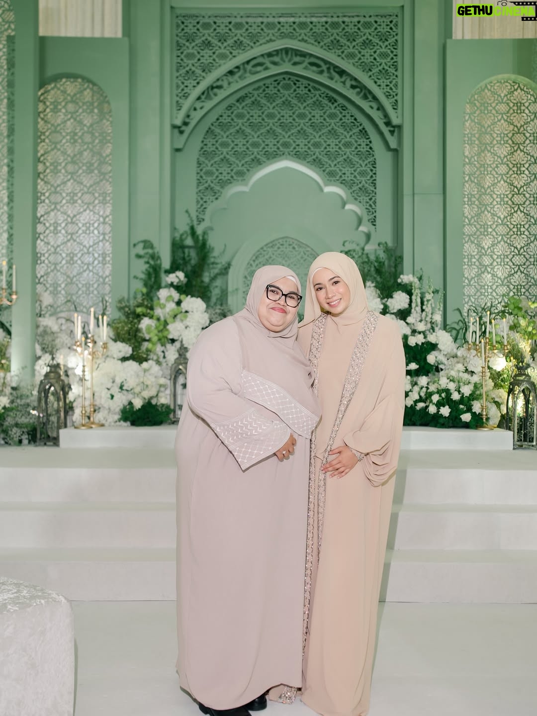 Amira Othman - 194K Likes - “Sesiapa yang membaca al-Quran, mempelajarinya, dan mengamalkannya, maka Allah akan memakaikan mahkota kepada kedua ibu bapanya pada hari kiamat, yang cahayanya lebih indah daripada cahaya matahari di dunia” 
Selesai majlis Khatam Quran semalam. Alhamdulillah. Terimaa kasih ustazah @asnimansor kak @salimahabibi @raihanaminz dan juga Intan sudi sama2 mengaji. Moga Allah merahmati kita semua dan menjadikan  Al-Quran sebagai ‘bestfriend’ kita 🥹
Abaya cantik from @samm_republic 
Pelamin cantik masyaAllah ni dari @jasamoureweddingconcept 
Door gift : @leanorfavors @qeqoz.hq