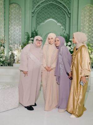 Amira Othman Instagram - āSesiapa yang membaca al-Quran, mempelajarinya, dan mengamalkannya, maka Allah akan memakaikan mahkota kepada kedua ibu bapanya pada hari kiamat, yang cahayanya lebih indah daripada cahaya matahari di duniaā
Selesai majlis Khatam Quran semalam. Alhamdulillah. Terimaa kasih ustazah @asnimansor kak @salimahabibi @raihanaminz dan juga Intan sudi sama2 mengaji. Moga Allah merahmati kita semua dan menjadikan Al-Quran sebagai ābestfriendā kita š„¹
Abaya cantik from @samm_republic
Pelamin cantik masyaAllah ni dari @jasamoureweddingconcept
Door gift : @leanorfavors @qeqoz.hq