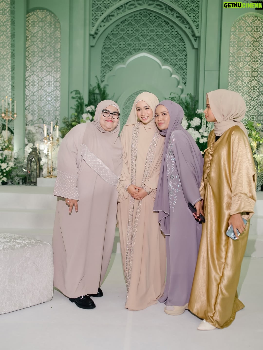 Amira Othman - 194K Likes - “Sesiapa yang membaca al-Quran, mempelajarinya, dan mengamalkannya, maka Allah akan memakaikan mahkota kepada kedua ibu bapanya pada hari kiamat, yang cahayanya lebih indah daripada cahaya matahari di dunia” 
Selesai majlis Khatam Quran semalam. Alhamdulillah. Terimaa kasih ustazah @asnimansor kak @salimahabibi @raihanaminz dan juga Intan sudi sama2 mengaji. Moga Allah merahmati kita semua dan menjadikan  Al-Quran sebagai ‘bestfriend’ kita 🥹
Abaya cantik from @samm_republic 
Pelamin cantik masyaAllah ni dari @jasamoureweddingconcept 
Door gift : @leanorfavors @qeqoz.hq
