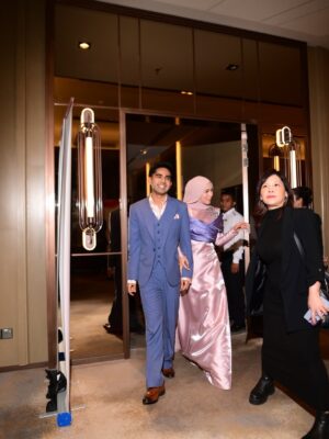 Amira Othman Instagram - Segenap rasa dan segenap takdir, kan semuanya dari Ilahi. Kan kita yang mohon di buka kan jalan di buka kan hati š«¶ Terima kasih sudi hadir rakan2 media. @sonymusic_malaysia & @unifi yang bertungkus lumus menjayakan PC harini. Terima kasih di atas doa yang baik2. Moga Allah kurniakan yang baik2 utk kalian semua š«¶š¤ terima kasih @s.yfq utk karya yang baik2 ini.
š : @rizmanruzaini