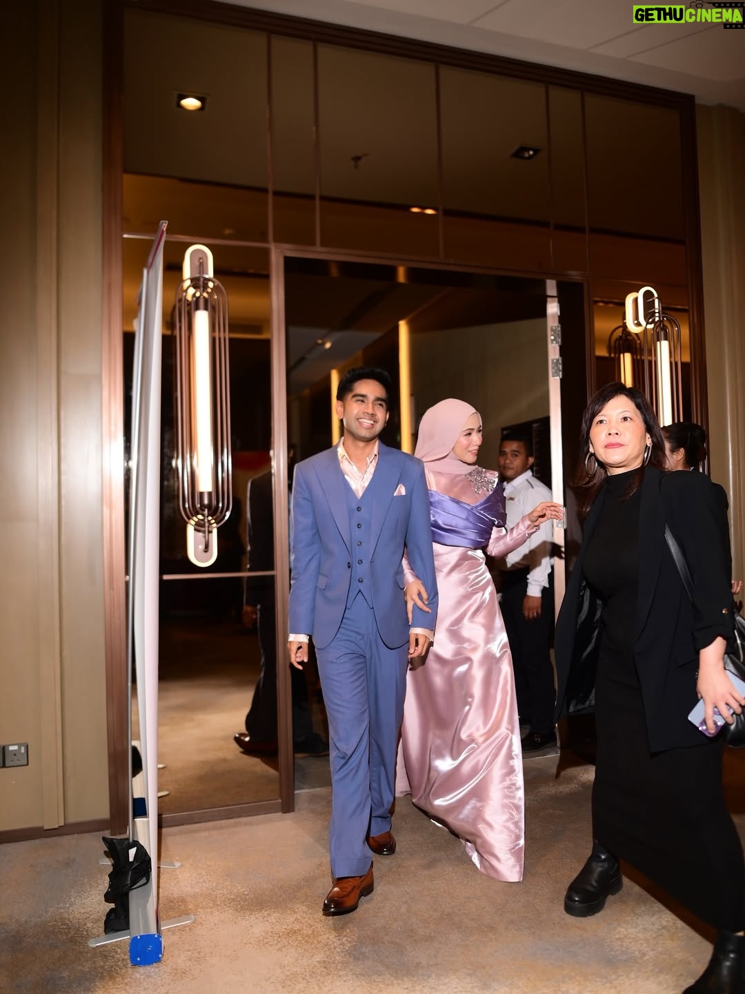 Amira Othman - 136.5K Likes - Segenap rasa dan segenap takdir, kan semuanya dari Ilahi. Kan kita yang mohon di buka kan jalan di buka kan hati 🫶 Terima kasih sudi hadir rakan2 media. @sonymusic_malaysia & @unifi yang bertungkus lumus menjayakan PC harini. Terima kasih di atas doa yang baik2. Moga Allah kurniakan yang baik2 utk kalian semua 🫶🤍 terima kasih @s.yfq utk karya yang baik2 ini. 
👗 : @rizmanruzaini