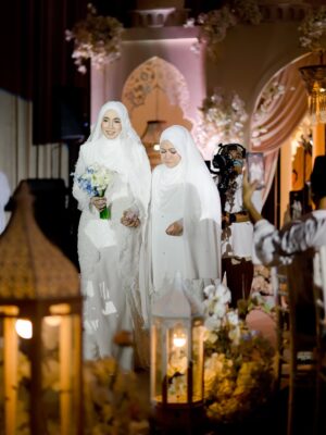 Amira Othman Instagram - Nak share time sy masuk hall, memg sy plan mintak @raqibmajid bacakan doa ibu bapa ni sbb sy jalan dgn Mama. Abah camera shy hehe. Sy terlalu suka doa ni sgt meaningfulš„¹ āAllah ampunkanlah segala dosa ibu dan ayahku, kasihani mereka seperti mereka menjagakuā kalau cerita pasal Mak Ayah ni tkkan habis. Smpi mati mereka adalah Syurga kita. Takkan boleh beli kt mana2 dah. Abah banyak ajar sy, apa yang sy buat harini apa yg sy cakap harini apa yang sy fikir harini Abah la yg byk ajar dan didik sy. Sy forever ingat Abah pesan untuk selalu sangka baik selalu buat baik selalulah jadi org baikš„¹ Mama adalah org yg sentiasa doakan sy, sentiasa sy mohon doa walau sekecil zarah urusan hidup saya sbb sy yakin doa ibu tiada hijab. Mcm mcm keajaiban dengan doa Ibu ni. Ya Allah, moga ibu bapa kita dikurniakan Syurga tanpa hisab š„¹š¤ moga kita dpt jadi anak anak yang sentiasa membahagiakan kedua dua ibu bapa kita agar bila kita ada anak nanti kita juga akan disayangi dihargai oleh anak2 kita. Aminš«¶ selalu jawapan2 podcast sy org ckp sy ada skrip. Hihi masyAllah tabarakallah. Semua ayat2 sy adalah apa yg sy faham tentang hidup. Kerana Abah byk ajar dan fahamkan syš¤š„¹ byk lg yg harus sy belajar sbb sy pn buat salah dan silap tp sy yakin! Jika Ibu ayah redha, maka Allah juga redha insyaAllahš¤²
