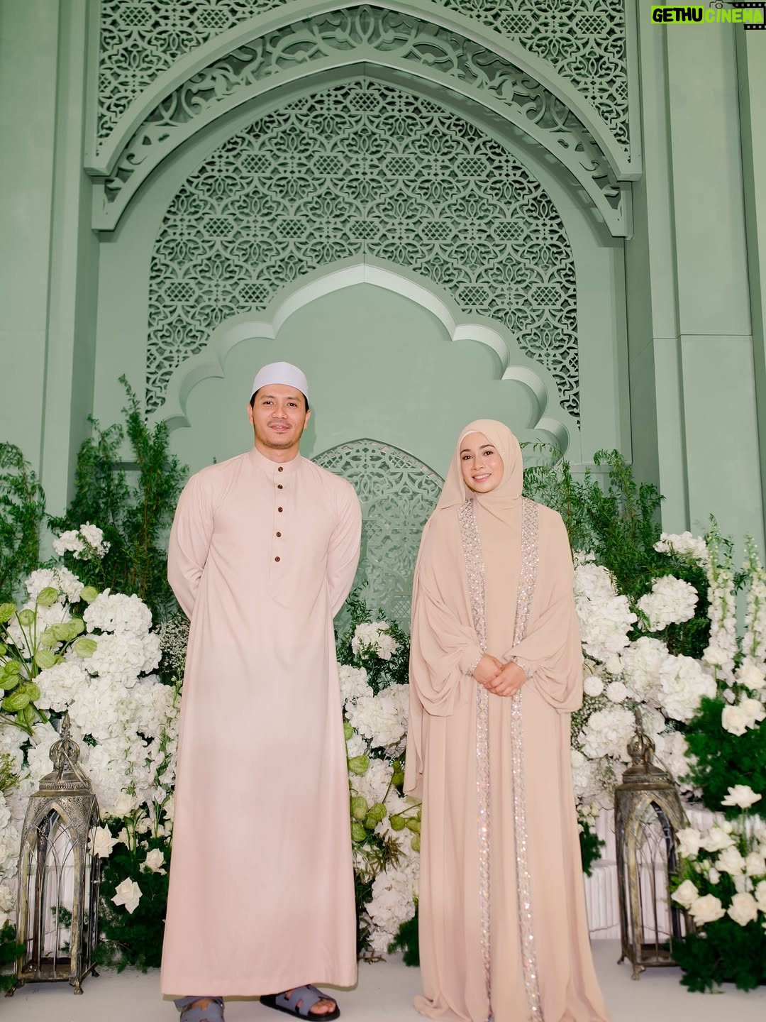 Amira Othman - 194K Likes - “Sesiapa yang membaca al-Quran, mempelajarinya, dan mengamalkannya, maka Allah akan memakaikan mahkota kepada kedua ibu bapanya pada hari kiamat, yang cahayanya lebih indah daripada cahaya matahari di dunia” 
Selesai majlis Khatam Quran semalam. Alhamdulillah. Terimaa kasih ustazah @asnimansor kak @salimahabibi @raihanaminz dan juga Intan sudi sama2 mengaji. Moga Allah merahmati kita semua dan menjadikan  Al-Quran sebagai ‘bestfriend’ kita 🥹
Abaya cantik from @samm_republic 
Pelamin cantik masyaAllah ni dari @jasamoureweddingconcept 
Door gift : @leanorfavors @qeqoz.hq