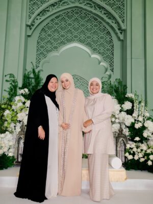 Amira Othman Instagram - āSesiapa yang membaca al-Quran, mempelajarinya, dan mengamalkannya, maka Allah akan memakaikan mahkota kepada kedua ibu bapanya pada hari kiamat, yang cahayanya lebih indah daripada cahaya matahari di duniaā
Selesai majlis Khatam Quran semalam. Alhamdulillah. Terimaa kasih ustazah @asnimansor kak @salimahabibi @raihanaminz dan juga Intan sudi sama2 mengaji. Moga Allah merahmati kita semua dan menjadikan Al-Quran sebagai ābestfriendā kita š„¹
Abaya cantik from @samm_republic
Pelamin cantik masyaAllah ni dari @jasamoureweddingconcept
Door gift : @leanorfavors @qeqoz.hq