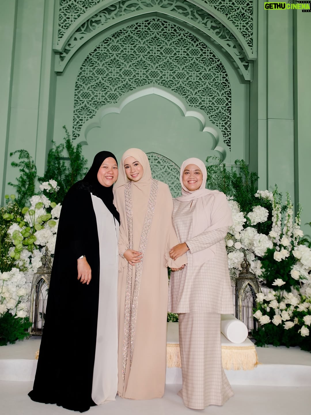 Amira Othman - 194K Likes - “Sesiapa yang membaca al-Quran, mempelajarinya, dan mengamalkannya, maka Allah akan memakaikan mahkota kepada kedua ibu bapanya pada hari kiamat, yang cahayanya lebih indah daripada cahaya matahari di dunia” 
Selesai majlis Khatam Quran semalam. Alhamdulillah. Terimaa kasih ustazah @asnimansor kak @salimahabibi @raihanaminz dan juga Intan sudi sama2 mengaji. Moga Allah merahmati kita semua dan menjadikan  Al-Quran sebagai ‘bestfriend’ kita 🥹
Abaya cantik from @samm_republic 
Pelamin cantik masyaAllah ni dari @jasamoureweddingconcept 
Door gift : @leanorfavors @qeqoz.hq