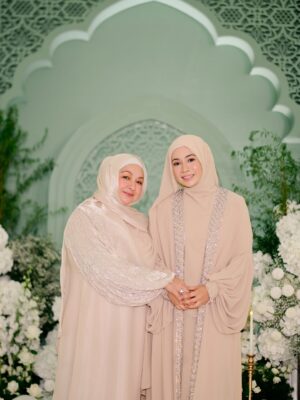 Amira Othman Instagram - āSesiapa yang membaca al-Quran, mempelajarinya, dan mengamalkannya, maka Allah akan memakaikan mahkota kepada kedua ibu bapanya pada hari kiamat, yang cahayanya lebih indah daripada cahaya matahari di duniaā
Selesai majlis Khatam Quran semalam. Alhamdulillah. Terimaa kasih ustazah @asnimansor kak @salimahabibi @raihanaminz dan juga Intan sudi sama2 mengaji. Moga Allah merahmati kita semua dan menjadikan Al-Quran sebagai ābestfriendā kita š„¹
Abaya cantik from @samm_republic
Pelamin cantik masyaAllah ni dari @jasamoureweddingconcept
Door gift : @leanorfavors @qeqoz.hq