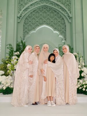 Amira Othman Instagram - āSesiapa yang membaca al-Quran, mempelajarinya, dan mengamalkannya, maka Allah akan memakaikan mahkota kepada kedua ibu bapanya pada hari kiamat, yang cahayanya lebih indah daripada cahaya matahari di duniaā
Selesai majlis Khatam Quran semalam. Alhamdulillah. Terimaa kasih ustazah @asnimansor kak @salimahabibi @raihanaminz dan juga Intan sudi sama2 mengaji. Moga Allah merahmati kita semua dan menjadikan Al-Quran sebagai ābestfriendā kita š„¹
Abaya cantik from @samm_republic
Pelamin cantik masyaAllah ni dari @jasamoureweddingconcept
Door gift : @leanorfavors @qeqoz.hq