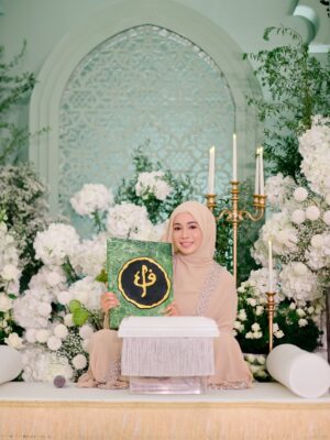 Amira Othman Instagram - āSesiapa yang membaca al-Quran, mempelajarinya, dan mengamalkannya, maka Allah akan memakaikan mahkota kepada kedua ibu bapanya pada hari kiamat, yang cahayanya lebih indah daripada cahaya matahari di duniaā
Selesai majlis Khatam Quran semalam. Alhamdulillah. Terimaa kasih ustazah @asnimansor kak @salimahabibi @raihanaminz dan juga Intan sudi sama2 mengaji. Moga Allah merahmati kita semua dan menjadikan Al-Quran sebagai ābestfriendā kita š„¹
Abaya cantik from @samm_republic
Pelamin cantik masyaAllah ni dari @jasamoureweddingconcept
Door gift : @leanorfavors @qeqoz.hq