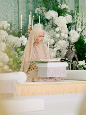 Amira Othman Instagram - āSesiapa yang membaca al-Quran, mempelajarinya, dan mengamalkannya, maka Allah akan memakaikan mahkota kepada kedua ibu bapanya pada hari kiamat, yang cahayanya lebih indah daripada cahaya matahari di duniaā
Selesai majlis Khatam Quran semalam. Alhamdulillah. Terimaa kasih ustazah @asnimansor kak @salimahabibi @raihanaminz dan juga Intan sudi sama2 mengaji. Moga Allah merahmati kita semua dan menjadikan Al-Quran sebagai ābestfriendā kita š„¹
Abaya cantik from @samm_republic
Pelamin cantik masyaAllah ni dari @jasamoureweddingconcept
Door gift : @leanorfavors @qeqoz.hq