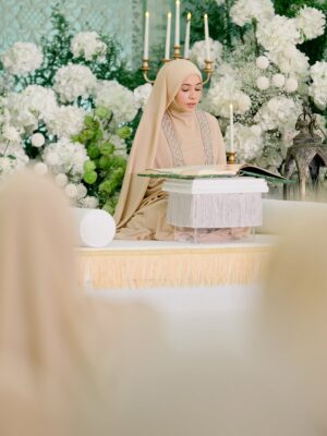 Amira Othman Instagram - āSesiapa yang membaca al-Quran, mempelajarinya, dan mengamalkannya, maka Allah akan memakaikan mahkota kepada kedua ibu bapanya pada hari kiamat, yang cahayanya lebih indah daripada cahaya matahari di duniaā
Selesai majlis Khatam Quran semalam. Alhamdulillah. Terimaa kasih ustazah @asnimansor kak @salimahabibi @raihanaminz dan juga Intan sudi sama2 mengaji. Moga Allah merahmati kita semua dan menjadikan Al-Quran sebagai ābestfriendā kita š„¹
Abaya cantik from @samm_republic
Pelamin cantik masyaAllah ni dari @jasamoureweddingconcept
Door gift : @leanorfavors @qeqoz.hq