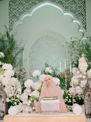 Amira Othman Instagram - āSesiapa yang membaca al-Quran, mempelajarinya, dan mengamalkannya, maka Allah akan memakaikan mahkota kepada kedua ibu bapanya pada hari kiamat, yang cahayanya lebih indah daripada cahaya matahari di duniaā
Selesai majlis Khatam Quran semalam. Alhamdulillah. Terimaa kasih ustazah @asnimansor kak @salimahabibi @raihanaminz dan juga Intan sudi sama2 mengaji. Moga Allah merahmati kita semua dan menjadikan Al-Quran sebagai ābestfriendā kita š„¹
Abaya cantik from @samm_republic
Pelamin cantik masyaAllah ni dari @jasamoureweddingconcept
Door gift : @leanorfavors @qeqoz.hq