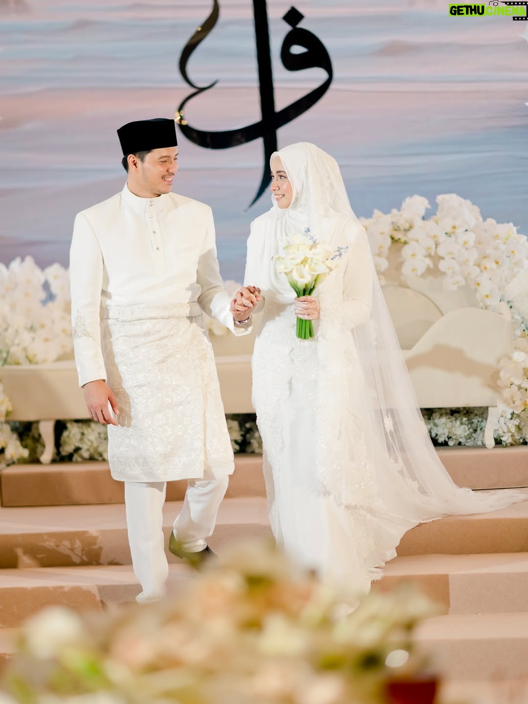 Amira Othman - 223.6K Likes - Nak share time sy masuk hall, memg sy plan mintak @raqibmajid bacakan doa ibu bapa ni sbb sy jalan dgn Mama. Abah camera shy hehe. Sy terlalu suka doa ni sgt meaningful🥹 ‘Allah ampunkanlah segala dosa ibu dan ayahku, kasihani mereka seperti mereka menjagaku’ kalau cerita pasal Mak Ayah ni tkkan habis. Smpi mati mereka adalah Syurga kita. Takkan boleh beli kt mana2 dah. Abah banyak ajar sy, apa yang sy buat harini apa yg sy cakap harini apa yang sy fikir harini Abah la yg byk ajar dan didik sy. Sy forever ingat Abah pesan untuk selalu sangka baik selalu buat baik selalulah jadi org baik🥹 Mama adalah org yg sentiasa doakan sy, sentiasa sy mohon doa walau sekecil zarah urusan hidup saya sbb sy yakin doa ibu tiada hijab. Mcm mcm keajaiban dengan doa Ibu ni. Ya Allah, moga ibu bapa kita dikurniakan Syurga tanpa hisab 🥹🤍 moga kita dpt jadi anak anak yang sentiasa membahagiakan kedua dua ibu bapa kita agar bila kita ada anak nanti kita juga akan disayangi dihargai oleh anak2 kita. Amin🫶 selalu jawapan2 podcast sy org ckp sy ada skrip. Hihi masyAllah tabarakallah. Semua ayat2 sy adalah apa yg sy faham tentang hidup. Kerana Abah byk ajar dan fahamkan sy🤍🥹 byk lg yg harus sy belajar sbb sy pn buat salah dan silap tp sy yakin! Jika Ibu ayah redha, maka Allah juga redha insyaAllah🤲