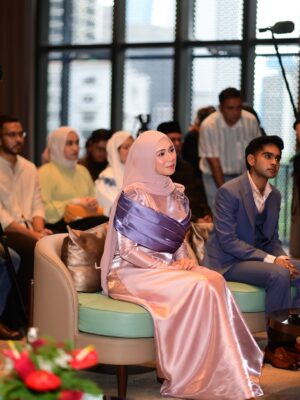 Amira Othman Instagram - Segenap rasa dan segenap takdir, kan semuanya dari Ilahi. Kan kita yang mohon di buka kan jalan di buka kan hati š«¶ Terima kasih sudi hadir rakan2 media. @sonymusic_malaysia & @unifi yang bertungkus lumus menjayakan PC harini. Terima kasih di atas doa yang baik2. Moga Allah kurniakan yang baik2 utk kalian semua š«¶š¤ terima kasih @s.yfq utk karya yang baik2 ini.
š : @rizmanruzaini