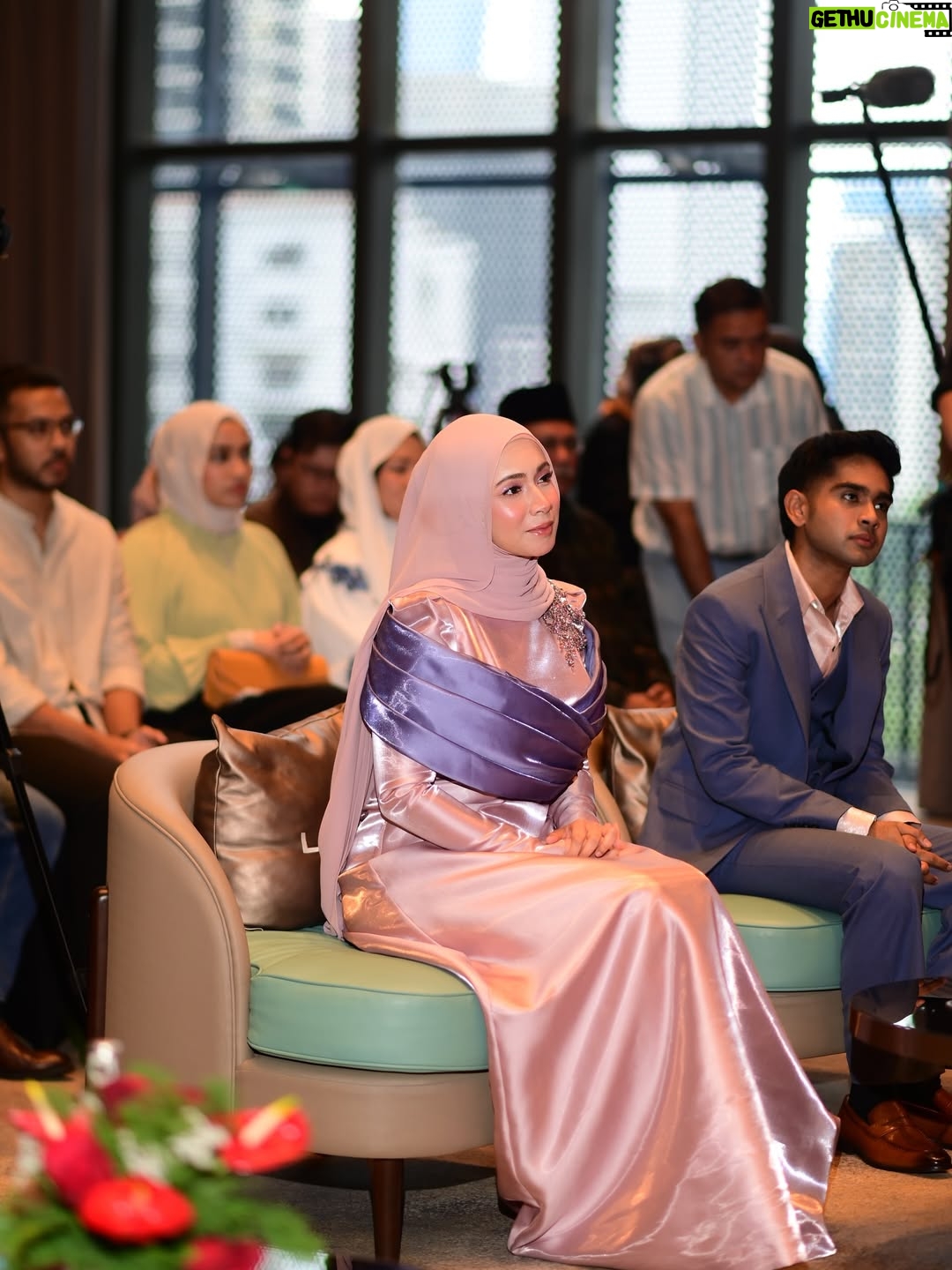 Amira Othman - 136.5K Likes - Segenap rasa dan segenap takdir, kan semuanya dari Ilahi. Kan kita yang mohon di buka kan jalan di buka kan hati 🫶 Terima kasih sudi hadir rakan2 media. @sonymusic_malaysia & @unifi yang bertungkus lumus menjayakan PC harini. Terima kasih di atas doa yang baik2. Moga Allah kurniakan yang baik2 utk kalian semua 🫶🤍 terima kasih @s.yfq utk karya yang baik2 ini. 
👗 : @rizmanruzaini