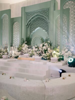 Amira Othman Instagram - āSesiapa yang membaca al-Quran, mempelajarinya, dan mengamalkannya, maka Allah akan memakaikan mahkota kepada kedua ibu bapanya pada hari kiamat, yang cahayanya lebih indah daripada cahaya matahari di duniaā
Selesai majlis Khatam Quran semalam. Alhamdulillah. Terimaa kasih ustazah @asnimansor kak @salimahabibi @raihanaminz dan juga Intan sudi sama2 mengaji. Moga Allah merahmati kita semua dan menjadikan Al-Quran sebagai ābestfriendā kita š„¹
Abaya cantik from @samm_republic
Pelamin cantik masyaAllah ni dari @jasamoureweddingconcept
Door gift : @leanorfavors @qeqoz.hq