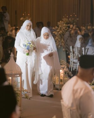 Amira Othman Instagram - Alhamdulillah, segala puji bagi Allah.
Majlis Akad Nikah kami, berjalan dengan sempurna. Terima kasih pada semua yang hadir dan yang menonton. Kami pohon doa dari kalian supaya perkawinan ini di limpahi sakinah, mawaddah, dan warrahmah. š¤²š»š«¶š»āØ
#setulustakdirFattahAmira
Venue : @goldenpalmtree
Bride : @tehfirdaus
Groom : @rizmanruzaini
Butang baju melayu : @habibjewelsofficial
Samping : @jakeltextile