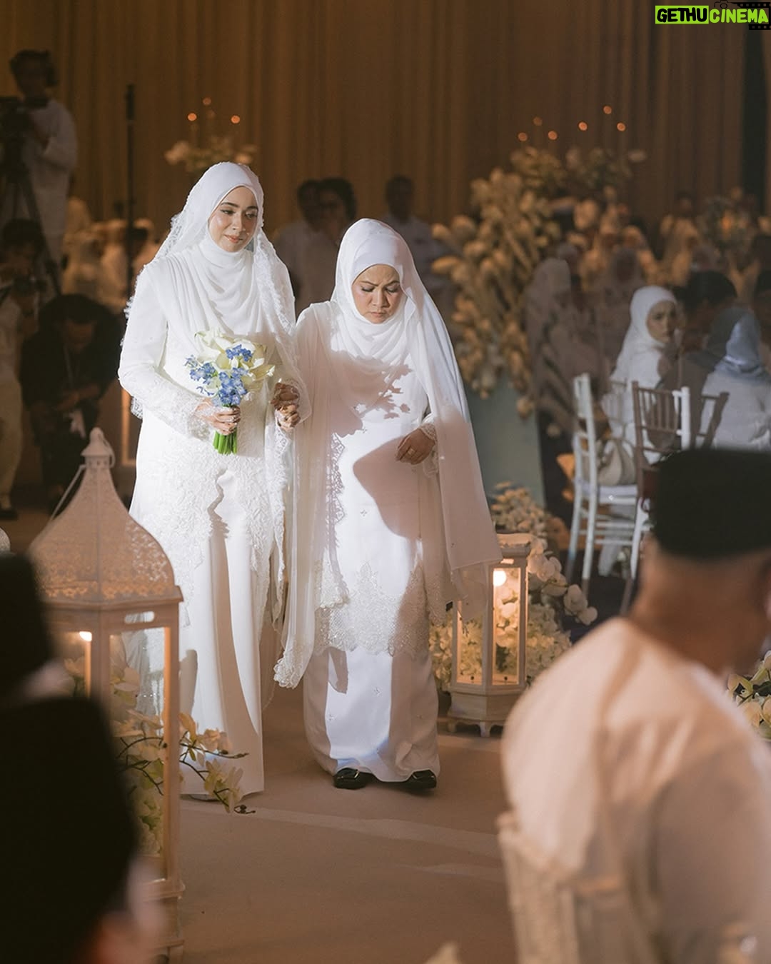 Amira Othman - 426.6K Likes - Alhamdulillah, segala puji bagi Allah.
Majlis Akad Nikah kami, berjalan dengan sempurna. Terima kasih pada semua yang hadir dan yang menonton. Kami pohon doa dari kalian supaya perkawinan ini di limpahi sakinah, mawaddah, dan warrahmah. 🤲🏻🫶🏻✨

#setulustakdirFattahAmira

Venue : @goldenpalmtree
Bride : @tehfirdaus
Groom : @rizmanruzaini
Butang baju melayu : @habibjewelsofficial
Samping : @jakeltextile