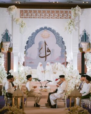 Amira Othman Instagram - Alhamdulillah, segala puji bagi Allah.
Majlis Akad Nikah kami, berjalan dengan sempurna. Terima kasih pada semua yang hadir dan yang menonton. Kami pohon doa dari kalian supaya perkawinan ini di limpahi sakinah, mawaddah, dan warrahmah. š¤²š»š«¶š»āØ
#setulustakdirFattahAmira
Venue : @goldenpalmtree
Bride : @tehfirdaus
Groom : @rizmanruzaini
Butang baju melayu : @habibjewelsofficial
Samping : @jakeltextile