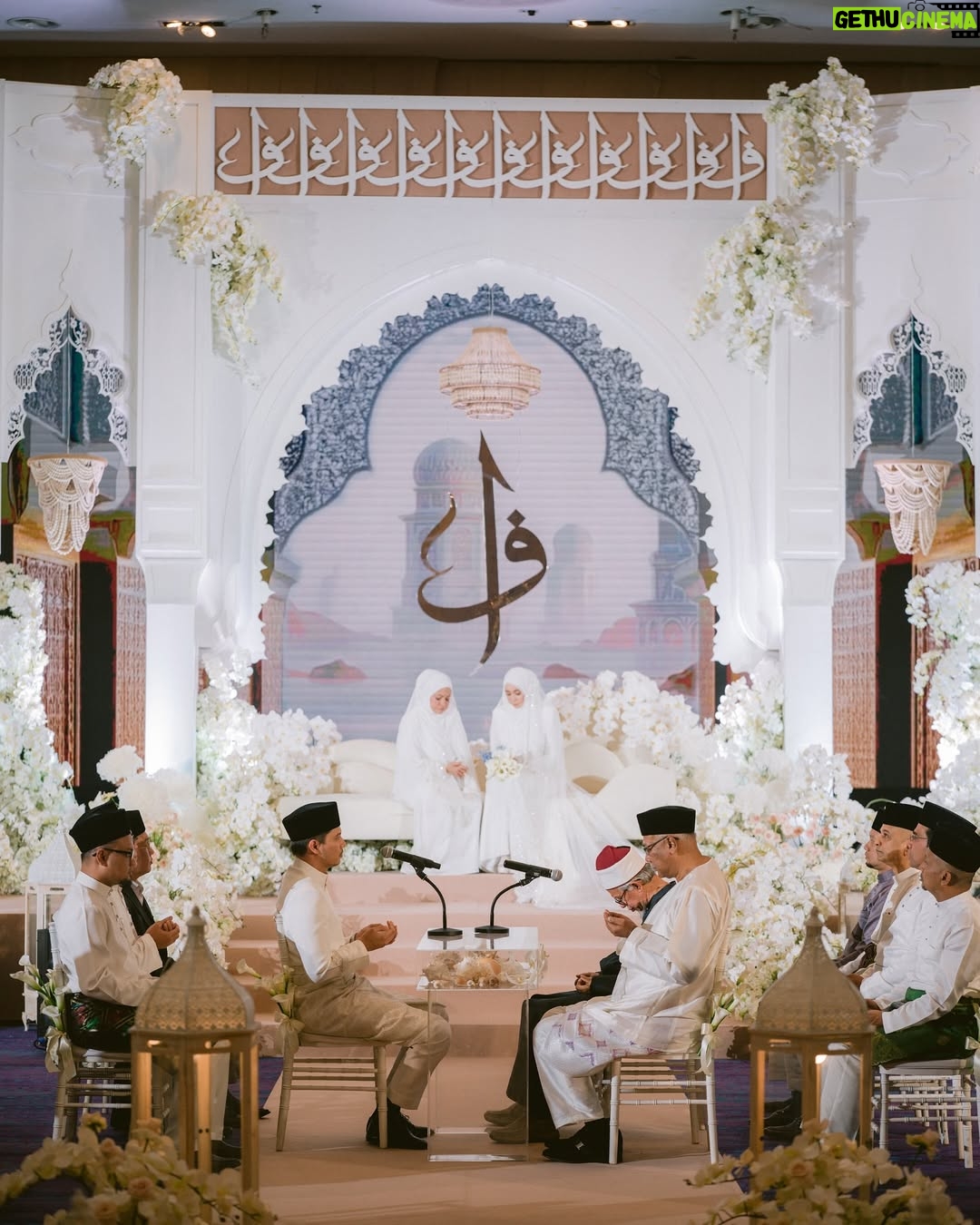 Amira Othman - 426.6K Likes - Alhamdulillah, segala puji bagi Allah.
Majlis Akad Nikah kami, berjalan dengan sempurna. Terima kasih pada semua yang hadir dan yang menonton. Kami pohon doa dari kalian supaya perkawinan ini di limpahi sakinah, mawaddah, dan warrahmah. 🤲🏻🫶🏻✨

#setulustakdirFattahAmira

Venue : @goldenpalmtree
Bride : @tehfirdaus
Groom : @rizmanruzaini
Butang baju melayu : @habibjewelsofficial
Samping : @jakeltextile