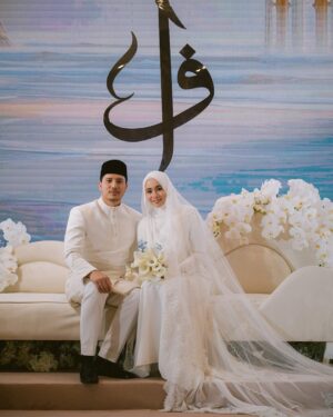 Amira Othman Instagram - Alhamdulillah, segala puji bagi Allah.
Majlis Akad Nikah kami, berjalan dengan sempurna. Terima kasih pada semua yang hadir dan yang menonton. Kami pohon doa dari kalian supaya perkawinan ini di limpahi sakinah, mawaddah, dan warrahmah. š¤²š»š«¶š»āØ
#setulustakdirFattahAmira
Venue : @goldenpalmtree
Bride : @tehfirdaus
Groom : @rizmanruzaini
Butang baju melayu : @habibjewelsofficial
Samping : @jakeltextile