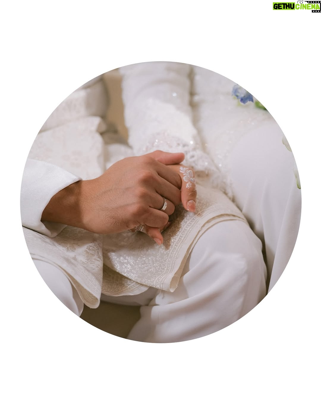 Amira Othman - 426.6K Likes - Alhamdulillah, segala puji bagi Allah.
Majlis Akad Nikah kami, berjalan dengan sempurna. Terima kasih pada semua yang hadir dan yang menonton. Kami pohon doa dari kalian supaya perkawinan ini di limpahi sakinah, mawaddah, dan warrahmah. 🤲🏻🫶🏻✨

#setulustakdirFattahAmira

Venue : @goldenpalmtree
Bride : @tehfirdaus
Groom : @rizmanruzaini
Butang baju melayu : @habibjewelsofficial
Samping : @jakeltextile