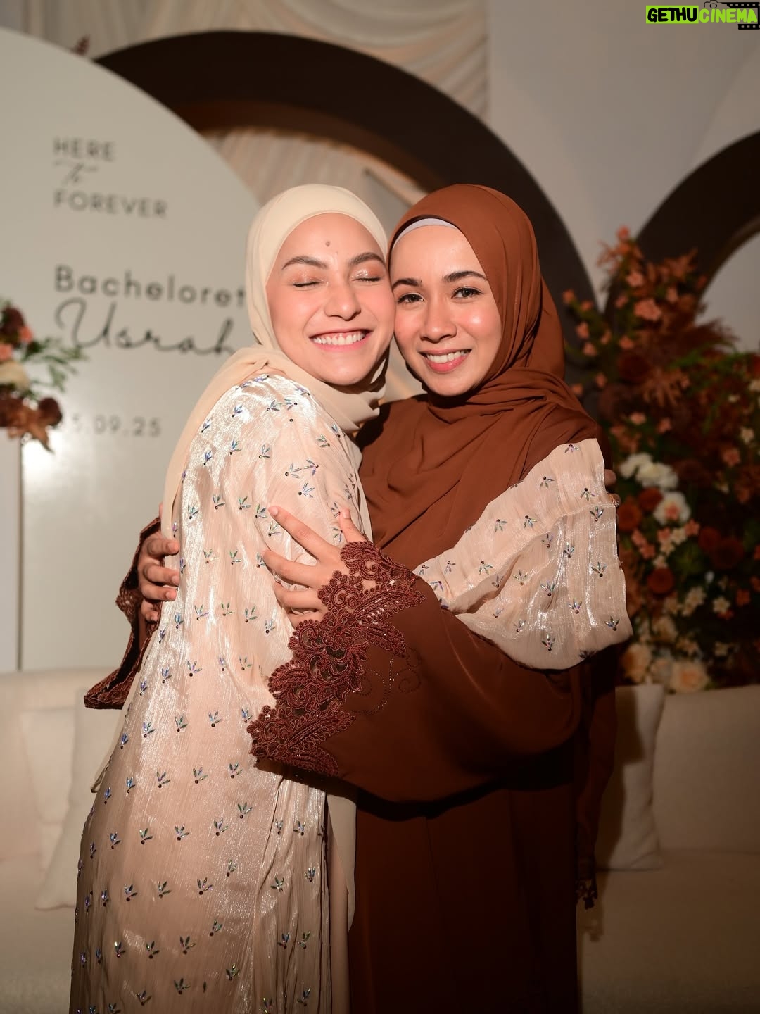 Amira Othman - 139.4K Likes - Bachelorette usrah oleh kawan2 usrah saya. MasyaAllah baiknya kawan2 saya ni. Mastermind @bettyrahmad terima kasih selalu ada dengan mira. Selalu ajak mira pergi class. Usrah ni tentang pesanan menjadi isteri syurga. Betul2 kak @bettyrahmad suruh i menuntut ilmu sebelum jadi isteri 😅 terima kasih Ustazah di atas perkongsian ilmu. Terima kasih kawan2 syurga saya. Semoga kita berkawan smpi Syurga 🫶🥹
👗 : @do_buy_abaya