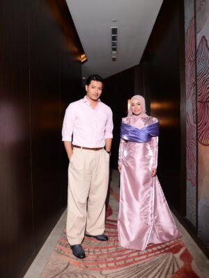 Amira Othman Instagram - Segenap rasa dan segenap takdir, kan semuanya dari Ilahi. Kan kita yang mohon di buka kan jalan di buka kan hati š«¶ Terima kasih sudi hadir rakan2 media. @sonymusic_malaysia & @unifi yang bertungkus lumus menjayakan PC harini. Terima kasih di atas doa yang baik2. Moga Allah kurniakan yang baik2 utk kalian semua š«¶š¤ terima kasih @s.yfq utk karya yang baik2 ini.
š : @rizmanruzaini