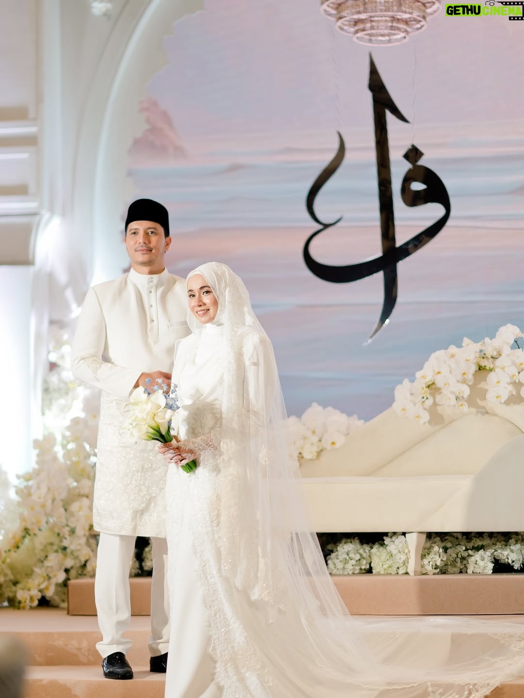 Amira Othman - 223.6K Likes - Nak share time sy masuk hall, memg sy plan mintak @raqibmajid bacakan doa ibu bapa ni sbb sy jalan dgn Mama. Abah camera shy hehe. Sy terlalu suka doa ni sgt meaningful🥹 ‘Allah ampunkanlah segala dosa ibu dan ayahku, kasihani mereka seperti mereka menjagaku’ kalau cerita pasal Mak Ayah ni tkkan habis. Smpi mati mereka adalah Syurga kita. Takkan boleh beli kt mana2 dah. Abah banyak ajar sy, apa yang sy buat harini apa yg sy cakap harini apa yang sy fikir harini Abah la yg byk ajar dan didik sy. Sy forever ingat Abah pesan untuk selalu sangka baik selalu buat baik selalulah jadi org baik🥹 Mama adalah org yg sentiasa doakan sy, sentiasa sy mohon doa walau sekecil zarah urusan hidup saya sbb sy yakin doa ibu tiada hijab. Mcm mcm keajaiban dengan doa Ibu ni. Ya Allah, moga ibu bapa kita dikurniakan Syurga tanpa hisab 🥹🤍 moga kita dpt jadi anak anak yang sentiasa membahagiakan kedua dua ibu bapa kita agar bila kita ada anak nanti kita juga akan disayangi dihargai oleh anak2 kita. Amin🫶 selalu jawapan2 podcast sy org ckp sy ada skrip. Hihi masyAllah tabarakallah. Semua ayat2 sy adalah apa yg sy faham tentang hidup. Kerana Abah byk ajar dan fahamkan sy🤍🥹 byk lg yg harus sy belajar sbb sy pn buat salah dan silap tp sy yakin! Jika Ibu ayah redha, maka Allah juga redha insyaAllah🤲