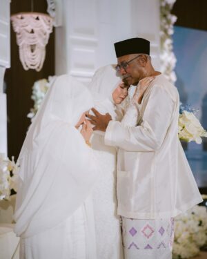 Amira Othman Instagram - Alhamdulillah, segala puji bagi Allah.
Majlis Akad Nikah kami, berjalan dengan sempurna. Terima kasih pada semua yang hadir dan yang menonton. Kami pohon doa dari kalian supaya perkawinan ini di limpahi sakinah, mawaddah, dan warrahmah. š¤²š»š«¶š»āØ
#setulustakdirFattahAmira
Venue : @goldenpalmtree
Bride : @tehfirdaus
Groom : @rizmanruzaini
Butang baju melayu : @habibjewelsofficial
Samping : @jakeltextile
