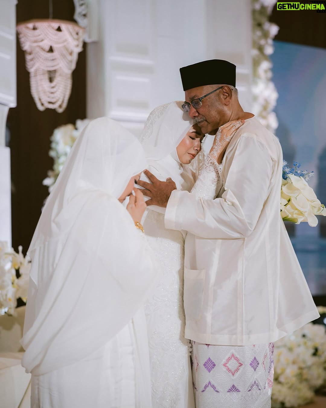 Amira Othman - 426.6K Likes - Alhamdulillah, segala puji bagi Allah.
Majlis Akad Nikah kami, berjalan dengan sempurna. Terima kasih pada semua yang hadir dan yang menonton. Kami pohon doa dari kalian supaya perkawinan ini di limpahi sakinah, mawaddah, dan warrahmah. 🤲🏻🫶🏻✨

#setulustakdirFattahAmira

Venue : @goldenpalmtree
Bride : @tehfirdaus
Groom : @rizmanruzaini
Butang baju melayu : @habibjewelsofficial
Samping : @jakeltextile