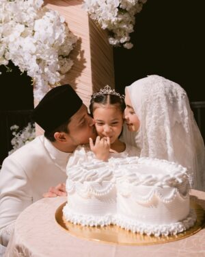 Amira Othman Instagram - Alhamdulillah, segala puji bagi Allah.
Majlis Akad Nikah kami, berjalan dengan sempurna. Terima kasih pada semua yang hadir dan yang menonton. Kami pohon doa dari kalian supaya perkawinan ini di limpahi sakinah, mawaddah, dan warrahmah. š¤²š»š«¶š»āØ
#setulustakdirFattahAmira
Venue : @goldenpalmtree
Bride : @tehfirdaus
Groom : @rizmanruzaini
Butang baju melayu : @habibjewelsofficial
Samping : @jakeltextile