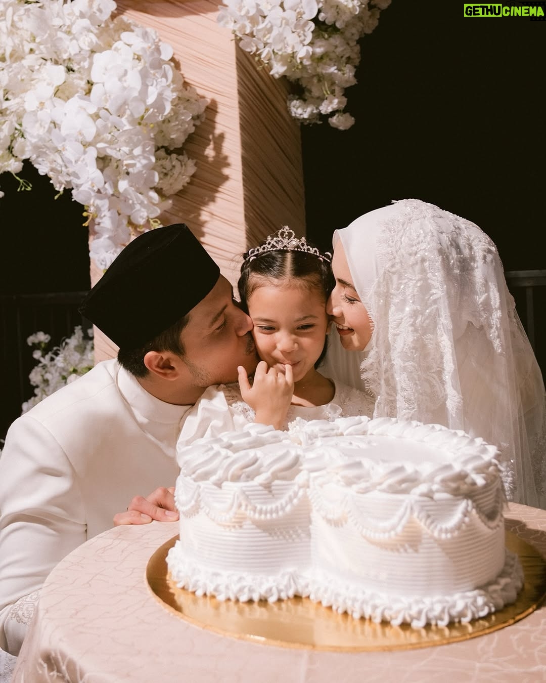 Amira Othman - 426.6K Likes - Alhamdulillah, segala puji bagi Allah.
Majlis Akad Nikah kami, berjalan dengan sempurna. Terima kasih pada semua yang hadir dan yang menonton. Kami pohon doa dari kalian supaya perkawinan ini di limpahi sakinah, mawaddah, dan warrahmah. 🤲🏻🫶🏻✨

#setulustakdirFattahAmira

Venue : @goldenpalmtree
Bride : @tehfirdaus
Groom : @rizmanruzaini
Butang baju melayu : @habibjewelsofficial
Samping : @jakeltextile