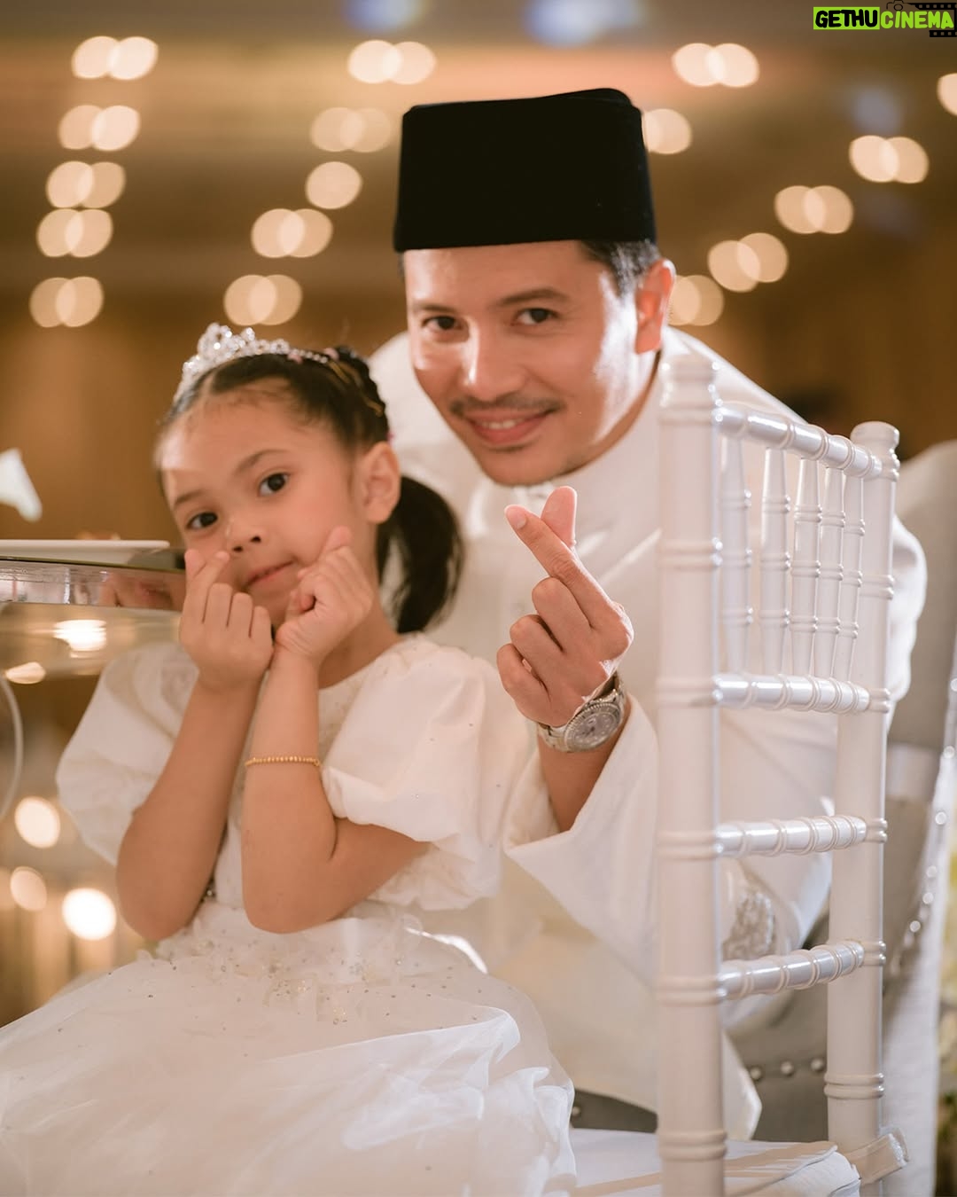 Amira Othman - 426.6K Likes - Alhamdulillah, segala puji bagi Allah.
Majlis Akad Nikah kami, berjalan dengan sempurna. Terima kasih pada semua yang hadir dan yang menonton. Kami pohon doa dari kalian supaya perkawinan ini di limpahi sakinah, mawaddah, dan warrahmah. 🤲🏻🫶🏻✨

#setulustakdirFattahAmira

Venue : @goldenpalmtree
Bride : @tehfirdaus
Groom : @rizmanruzaini
Butang baju melayu : @habibjewelsofficial
Samping : @jakeltextile