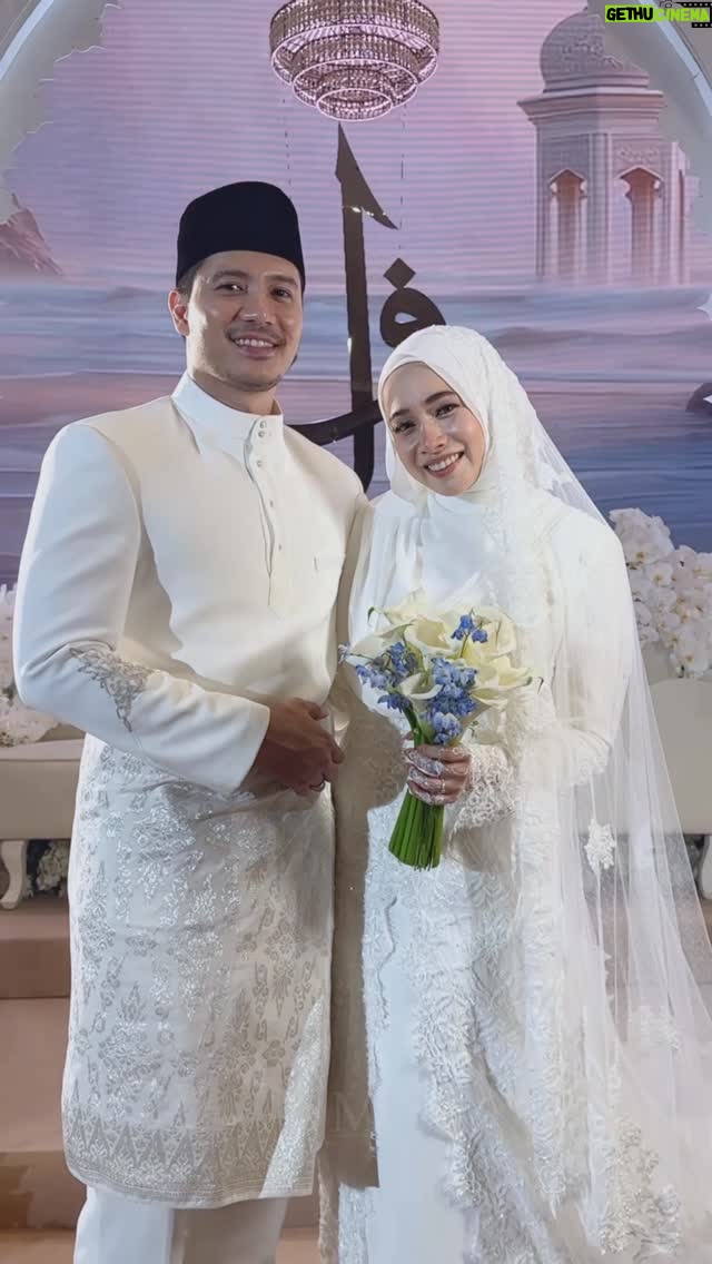 Amira Othman - 152.4K Likes - Selesai sudah menjalankan tanggungjawab Reka Teemor menyimpan rahsia besar pernikahan @fattahaminz dan @amiraaothman di @goldenpalmtree, resort di tepi pantai ini.

'Az Zauj' Pelamin modern minimalist beraura lslamik ini dicipta khusus dengan tertera nama initial 'Fa' dan 'Alif' di atas  gerbang pelamin ini. Ia simbolik kepada cinta mereka yang tulus dan ikhlas dari jiwa yang murni. Ketika acara berlangsung huruf Fa & Alif memantulkan cahaya yang bersinar-sınar seolah-olah menyinari percintaan pasangan ini, amin. Menggunakan teknologi AI menjana imej 5 tugu-tugu lslamik di tepi pantai, menghiasi latar belakang pelamin ini melambangkan 5 rukun lslam.

Kami bersama-sama semua rakyat Malaysia mendoakan cinta mereka sampai ke firdaus, amin.

#setulustakdirfattahamira